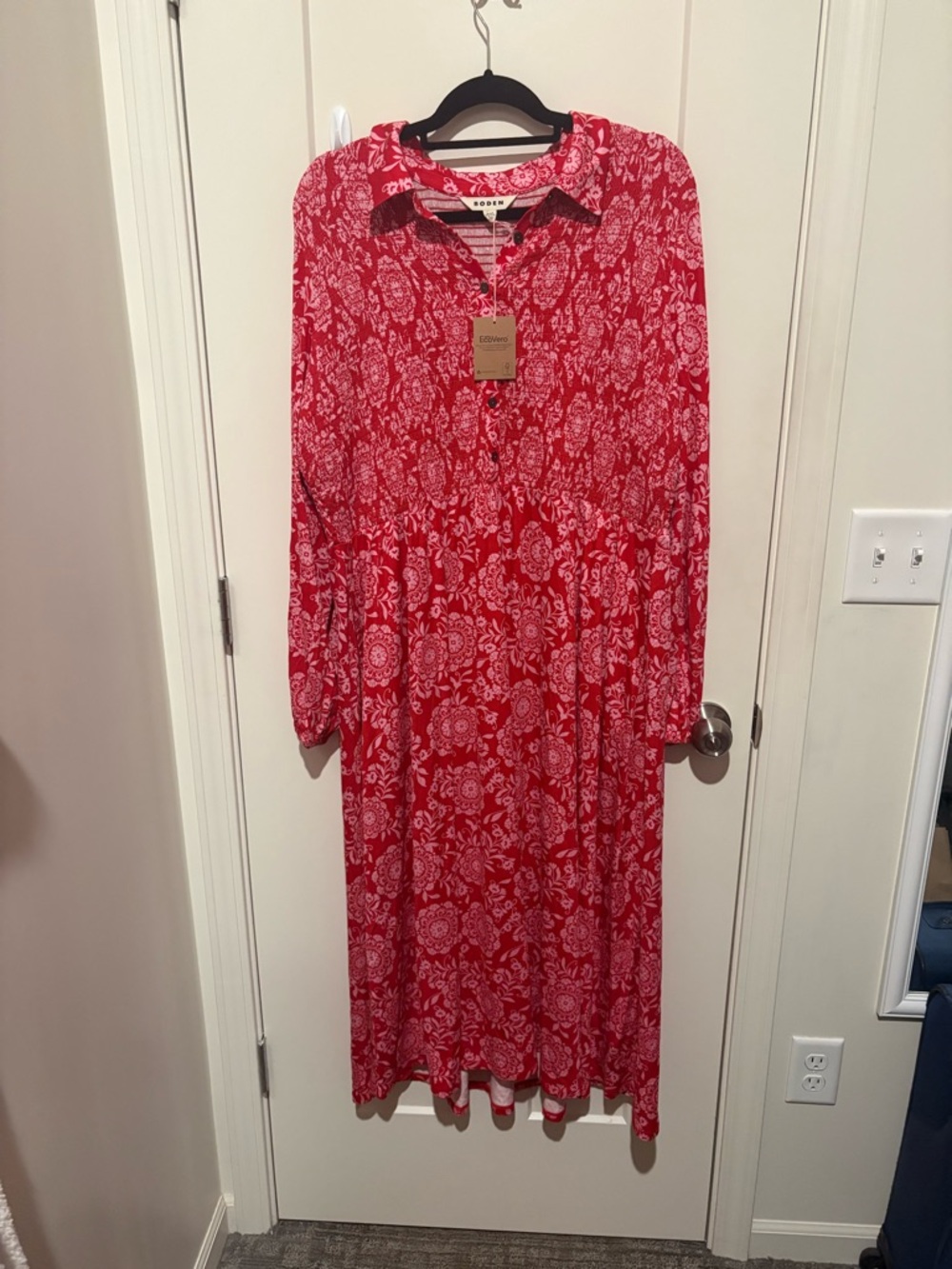Boden Smocked Jersey Shirt Dress
Merida Red, Decorative Blossom 20/22 NWT - Picture 6 of 8